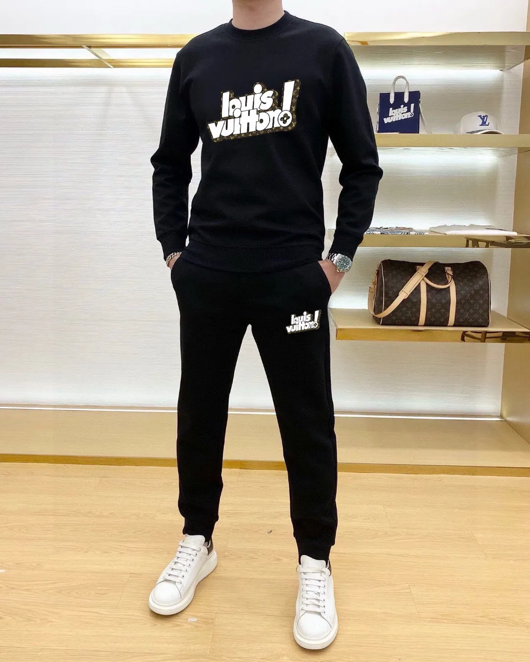 🅿️380 [LV Louis Vuitton] (Fat Man Gospel) hot-selling suit is coming. Focus on the original version of the official website. 2025 new hot-selling sweatshirt suit. The original order is the best. 🇭🇰The meticulous work of top designers is dedicated to a fitting and perfect upper body effect. All-natural high-quality Roman cotton 100%, close-fitting comfort, noble and elegant! Original hardware embodies elegance and nobility! Counter size: M-5XL (maximum wear up to 220 pounds)